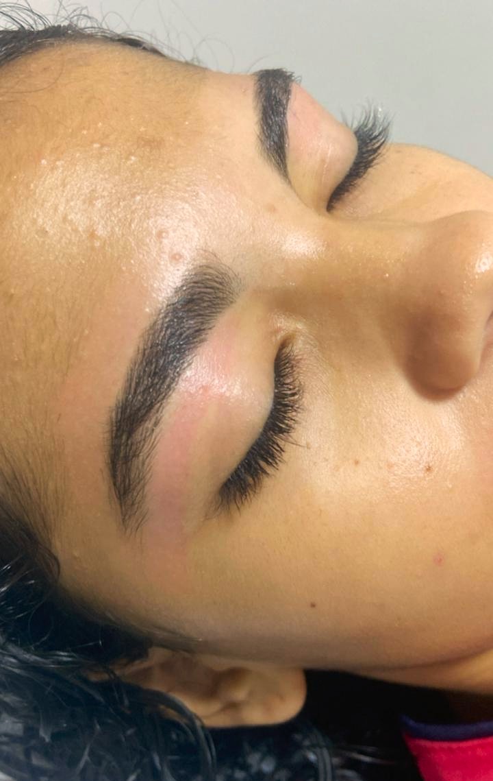 Cliente satisfeita após procedimento de sobrancelhas